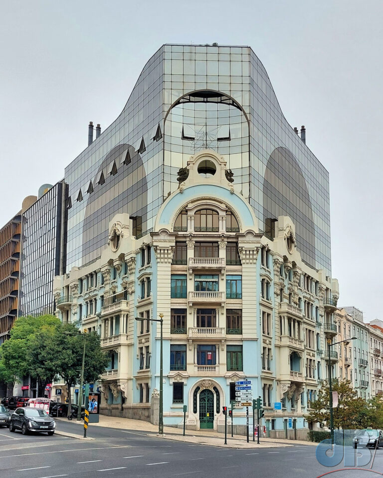 Heron Castilho at the intersection of Rua Braamcamp and Rua Castilho in Lisbon. The original 1921 art nouveau architure by Manuel Norte Júnior was extended in 1992